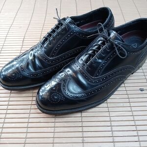 Florsheim men's black leather wingtip Oxford shoe. Sz 9.5 EEE. Great condition.